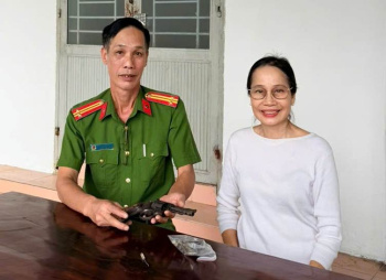 Công an xã Phước An tiếp nhận vũ khí, đạn do người dân tự nguyện giao nộp