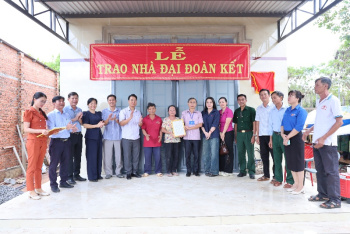 Hưng Phước bàn giao 2 căn nhà “Đại đoàn kết”