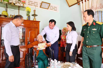 Phó Bí thư Tỉnh ủy Võ Tấn Đức thăm, chúc Tết các Mẹ Việt Nam anh hùng