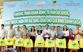 Phó Bí thư Tỉnh ủy Võ Tấn Đức tham dự chương trình tặng quà, khám bệnh, phát thuốc dịp Tết Nguyên đán