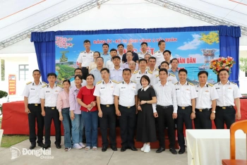 Đoàn công tác Bộ Tư lệnh Vùng 2 Hải quân thăm Trạm ra đa 590