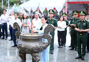 Lãnh đạo tỉnh và Thủ trưởng Bộ Tư lệnh Biên phòng dâng hương tại Căn cứ Tà Thiết