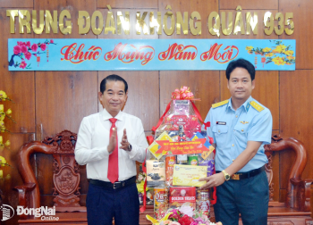 Đoàn công tác của tỉnh Đồng Nai thăm và chúc Tết Trung đoàn Không quân 935