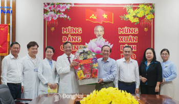 Phó Chủ tịch UBND tỉnh Lê Trường Sơn thăm, tặng quà Tết các bệnh viện