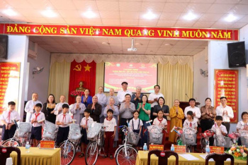 Đại biểu Quốc hội Nguyễn Tuấn Anh tham dự chương trình trao quà tết tại xã Lộc Tấn