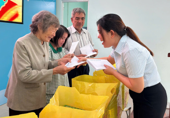 Xã Phú Hoà trao quà tết cho hộ gia đình có hoàn cảnh khó khăn
