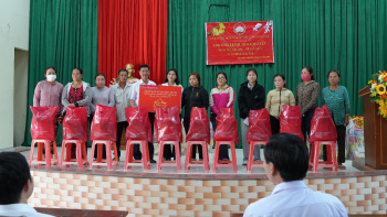 Ủy ban MTTQ xã Bàu Hàm trao quà tết tại ấp Trường An và Thuận Trường