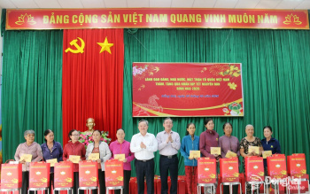 Trưởng ban Nội chính Trung ương Lê Minh Trí tặng quà người dân và công nhân dịp Tết Nguyên đán