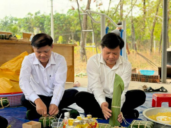 Nhân dân xã Nha Bích gói tặng hơn 2.000 bánh chưng, bánh tét trong Chương trình “Bánh Tết nghĩa tình”
