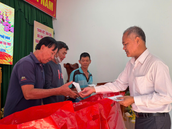 Chương trình trao quà Tết cho hộ dân có hoàn cảnh khó khăn trên địa bàn xã Phú Hoà