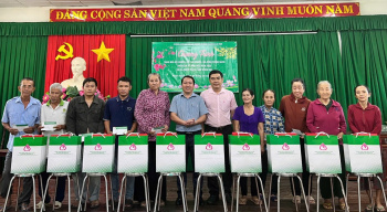 Phòng giao dịch Ngân hàng Chính sách xã hội Nhơn Trạch trao 30 phần quà Tết cho hộ khó khăn