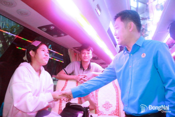 Công đoàn Đồng Nai tổ chức lễ tiễn hơn 500 công nhân về quê...