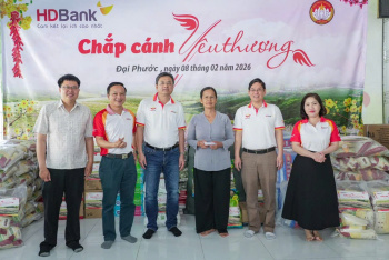 Trao tặng quà Tết cho người già neo đơn tại xã Đại Phước