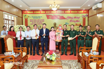 Tập thể Thường trực Tỉnh ủy thăm, chúc Tết Bộ Chỉ huy Quân sự tỉnh và Công an tỉnh