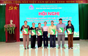 Phòng giao dịch NHCSXH Chơn Thành khen thưởng tập thể , cá nhân đã có thành tích đóng góp trong thực hiện tín dụng chính sách xã hội năm 2025 tại xã Nha Bích  