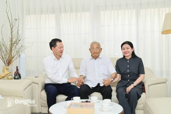 Bí thư Tỉnh ủy Vũ Hồng Văn và Phó Bí thư Thường trực Tỉnh ủy Tôn Ngọc Hạnh thăm, chúc Tết các đồng chí nguyên lãnh đạo tỉnh