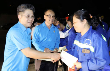 Liên đoàn Lao động tỉnh Đồng Nai thăm, tặng quà công nhân vệ sinh môi trường làm việc xuyên đêm Giao thừa