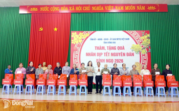 Phó Bí thư Tỉnh ủy Huỳnh Thị Hằng thăm và tặng quà tại xã Gia Kiệm