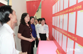 Phó Bí thư Tỉnh ủy Huỳnh Thị Hằng kiểm tra công tác bầu cử