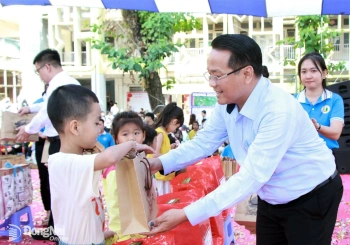300 thiếu nhi có hoàn cảnh khó khăn được nhận quà Xuân yêu thương