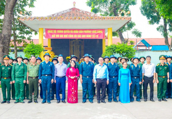Tân binh phường Long Hưng viếng Đền Liệt sĩ An Hòa trước ngày lên đường nhập ngũ