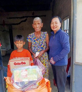 Hội LHPN xã Hưng Phước trao quà cho các hội viên, gia đình có hoàn cảnh khó khăn