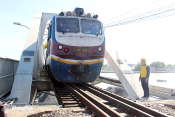 Đã thông tuyến đường sắt Bắc - Nam đoạn qua khu vực cầu Ghềnh sau 5 ngày gián đoạn