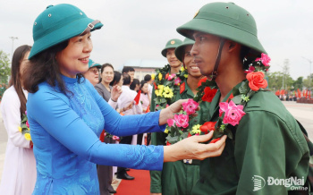 Phó Bí thư Tỉnh ủy Huỳnh Thị Hằng dự Lễ giao, nhận quân tại Ban Chỉ huy Phòng thủ khu vực 3 - Đồng Xoài