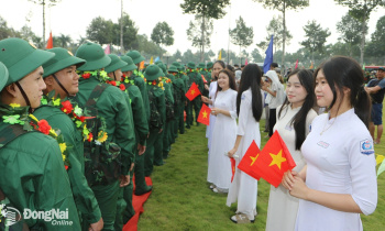 Hơn 710 thanh niên ở 16 xã, phường thuộc Ban Chỉ huy Phòng thủ khu vực 4 - Bình Long lên đường nhập ngũ