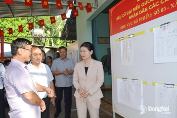 Phó Bí thư Thường trực Tỉnh ủy Tôn Ngọc Hạnh kiểm tra công tác chuẩn bị bầu cử tại xã Đồng Phú
