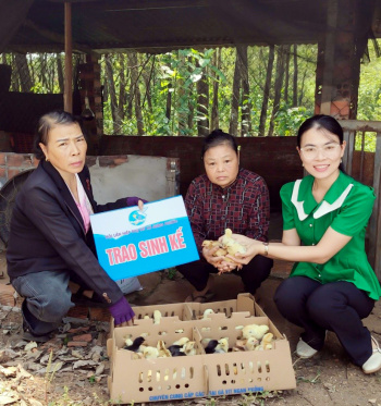 Hội LHPN xã Hưng Phước trao sinh kế cho phụ nữ khó khăn