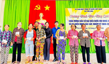 Trao tặng quà chào mừng ngày bầu cử đại biểu Quốc hội và đại biểu HĐND các cấp