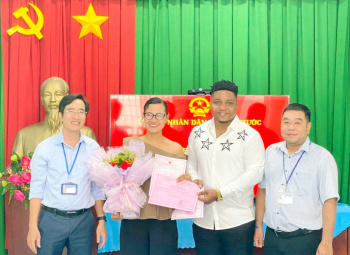 Xã Đại Phước trao Thư chúc mừng và Giấy chứng nhận đăng ký kết hôn, Giấy khai sinh cho công dân