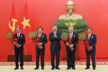 Tổng Bí thư Tô Lâm trao Huân chương Quân công hạng nhất và Huy hiệu Đảng tặng các đồng chí lãnh đạo, nguyên lãnh đạo