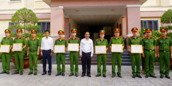 Khen thưởng đột xuất Công an xã Nhơn Trạch có thành tích xuất sắc trong trấn áp tội phạm