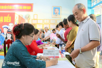 Trưởng ban Nội chính Tỉnh ủy Nguyễn Minh Hợi dự khai mạc bầu cử tại khu phố Phú Nghĩa