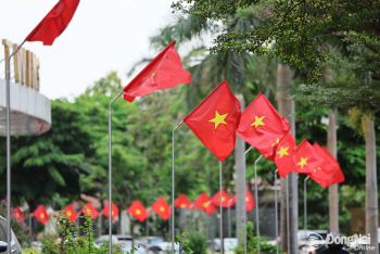 Phường Trấn Biên rực rỡ cờ hoa chào mừng kỷ niệm 30-4 và ngày Đồng Nai chính thức lên thành phố