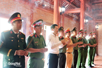 Đồng chí Bí thư Thành ủy Vũ Hồng Văn dâng hương tại Nhà thờ Bác Hồ và Đền thờ Nguyễn Hữu Cảnh nhân kỷ niệm 51 năm Ngày Giải phóng miền Nam, thống nhất đất nước và thành lập thành phố Đồng Nai