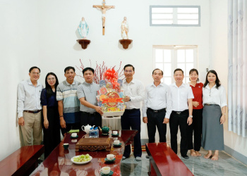 Phường Đồng Xoài thăm, chúc mừng chức sắc, chức việc tôn giáo nhân dịp Lễ Phục sinh năm 2026