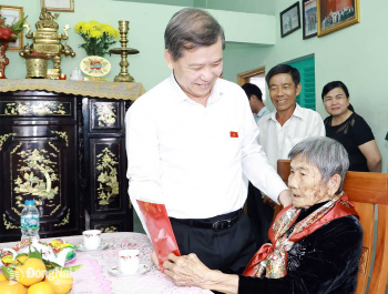 Trưởng ban Nội chính Trung ương Lê Minh Trí và Bí thư Tỉnh ủy Vũ Hồng Văn thăm Mẹ Việt Nam anh hùng Hồ Thị Vàng