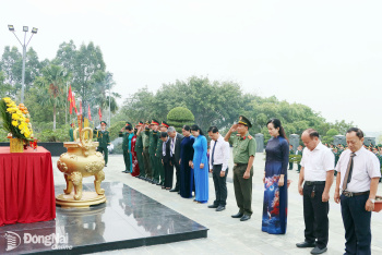 Lãnh đạo tỉnh viếng Nghĩa trang liệt sĩ nhân kỷ niệm 51 năm Ngày Giải phóng miền Nam