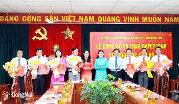 Thường trực HĐND tỉnh công bố và trao quyết định về công tác cán bộ