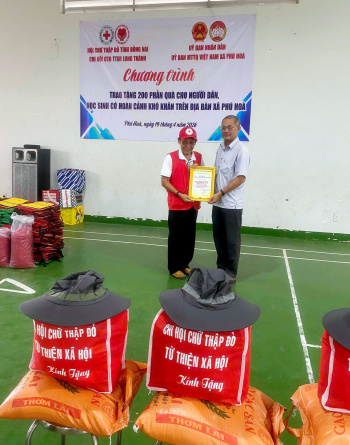 Tặng 200 phần quà cho các hộ nghèo, gia đình có hoàn cảnh khó khăn trên địa bàn xã Phú Hoà