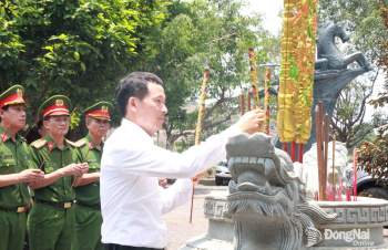 Bí thư Thành ủy Vũ Hồng Văn dâng hương tưởng nhớ Chủ tịch Hồ Chí Minh và các anh hùng liệt sĩ
