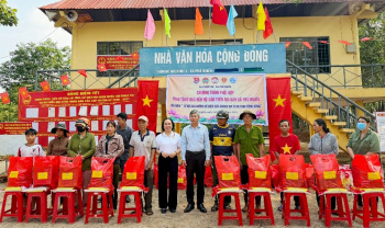 Xã Phước An: Trao tặng 40 phần quà cho các hộ dân người dân tộc thiểu số có hoàn cảnh khó khăn trên địa bàn xã Phú Nghĩa