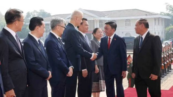 Lễ đón chính thức đồng chí Thường trực Ban Bí thư Trần Cẩm Tú tại thủ đô Viêng Chăn