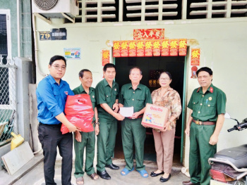 Hội CCB và Đoàn Thanh niên xã Phú Hòa thăm, tặng quà cho hội viên