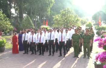 Lãnh đạo xã Phước An và Nhơn Trạch dâng hương tại Đền thờ và nghĩa trang liệt sĩ Nhơn Trạch