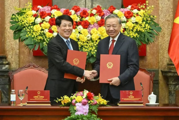 Bàn giao công tác giữa Tổng Bí thư, Chủ tịch nước Tô Lâm và...