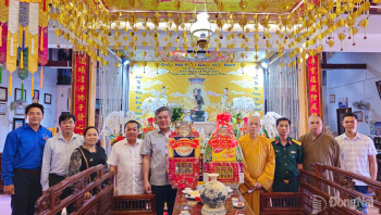 Trưởng ban Tuyên giáo và Dân vận Thành ủy Dương Minh Dũng thăm, chúc mừng Đại lễ Phật đản